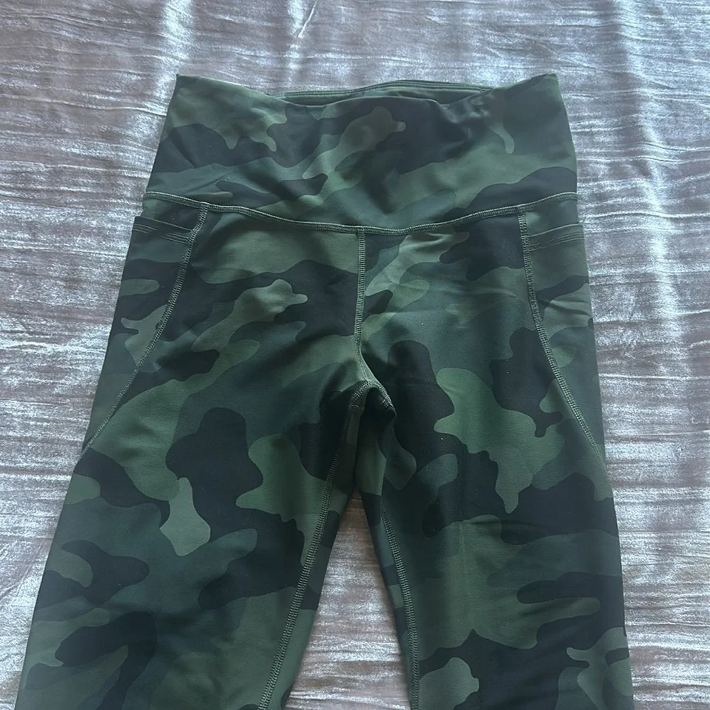 Old Navy Active Green Camo Elevate Leggings - Picture 3 of 6